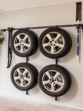 Wiszące koła na wspornikach w garażu na ścianie