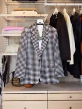 Garderoba z ubraniami wiszącym i frontami szuflad, wieszak na spodnie