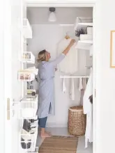 Kobieta organizująca pranie po suszeniu