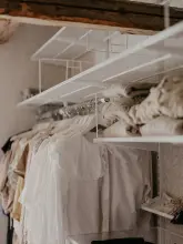 Zabudowa garderoby na poddaszu z półek ażurowych