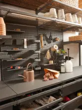 Blat roboczy w garażu z kolekcji Garage+ System Elfa