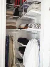 Przegroda półki ażurowej w aranżacji garderoby