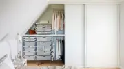 Garderoba pod skosami w mieszkaniu z Elfą