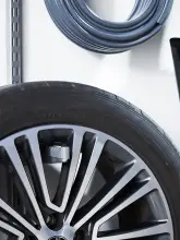 Wiszące koła na wspornikach w garażu na ścianie