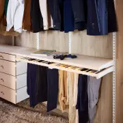 Wieszaki na spodnie szafa skandynawska