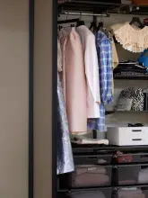 Ubrania w garderobie - drążek na ubrania