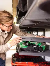 Mężczyzna nakładający wspornik Garage+ matte grey