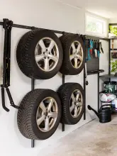 Wiszące koła na wspornikach w garażu na ścianie