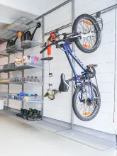 Zabudowa garderoby z półek ażurowych, półek:kosz i wiszący rower na haku