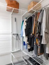 Ubrania w garderobie - drążek na ubrania