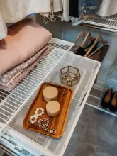 Półka ażurowa i kosz w garderobie stworzonej z zabudowy systemu elfa