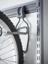 Rower wiszący na haku