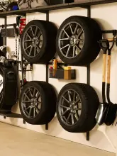 Wiszące koła na wspornikach w garażu na ścianie