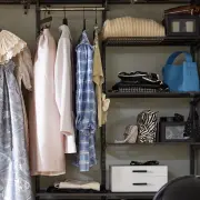 Czarna zabudowa garderoby