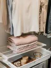 Polka ażurowa i kosz w garderobie stworzonej z zabudowy systemu elfa