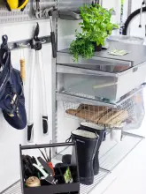 Zabudowa garażu polkami ażurowymi platinum, koszem, blatem