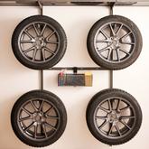 Wiszące koła na wspornikach w garażu na ścianie