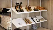Przechowywania obuwia w garderobie na półkach pochyłych