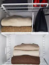 Przegroda półki ażurowej w aranżacji garderoby