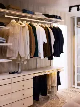 Garderoba z ubraniami wiszącym i frontami szuflad, wieszak na spodnie