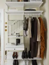 Garderoba z ubraniami wiszącym i frontami szuflad, wieszak na spodnie