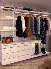 Garderoba z ubraniami wiszącym i frontami szuflad, wieszak na spodnie