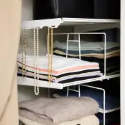 Półka na odzież w zabudowie garderoby