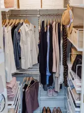 Ubrania w garderobie - drążek na ubrania