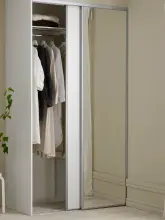 Ubrania w garderobie - drążek na ubrania