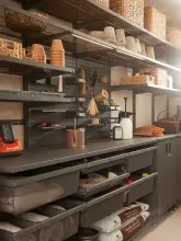 Blat roboczy w garażu z kolekcji Garage+ System Elfa