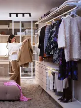 Garderoba z ubraniami wiszącym i frontami szuflad, wieszak na spodnie