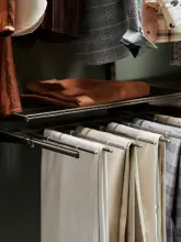 Ubrania leżące na polce ażurowej w kolorze grafitu